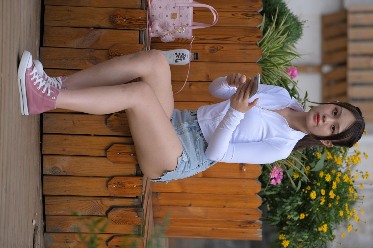 图片[7]-紧身牛仔短裤骑自行车的漂亮女孩【588P】00053-素云集