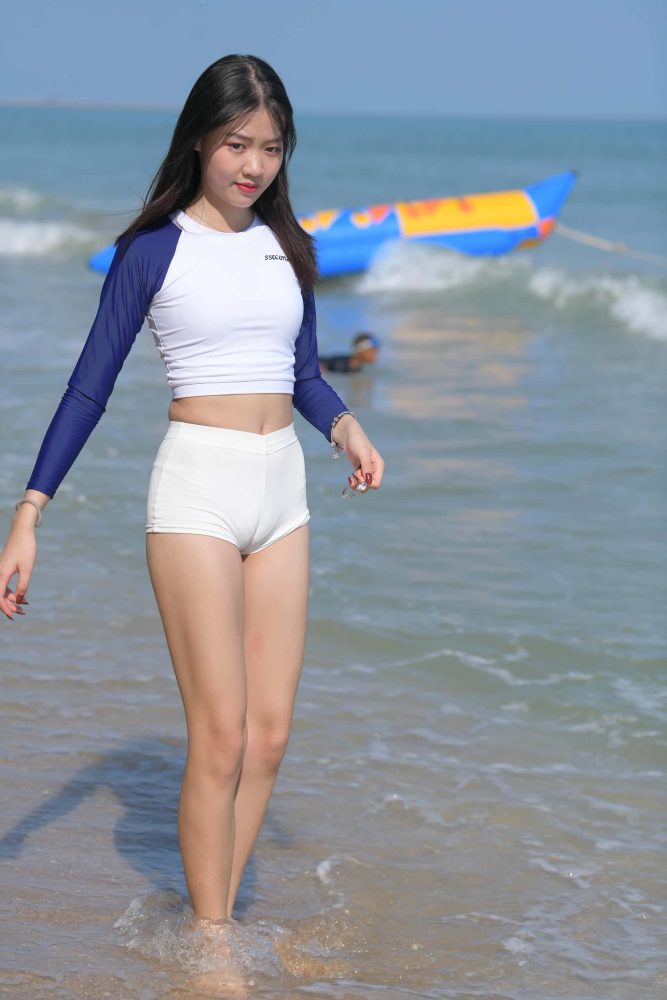 海边玩耍的蓝白上衣热裤女孩【161P】J0848-素云集