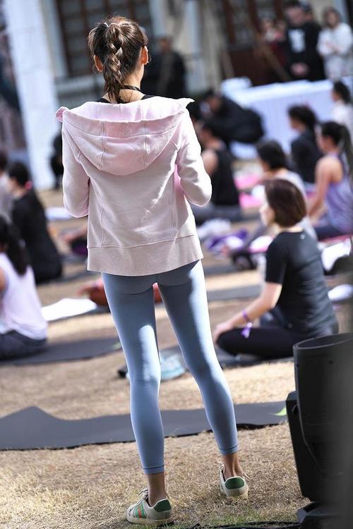 图片[2]-在广场看热闹的瑜伽裤女人-素云集