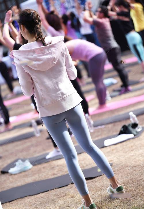 在广场看热闹的瑜伽裤女人-素云集