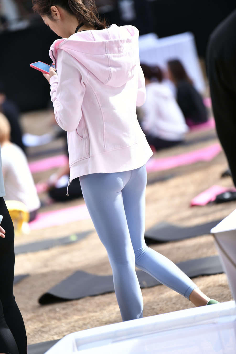 图片[3]-在广场看热闹的瑜伽裤女人-素云集