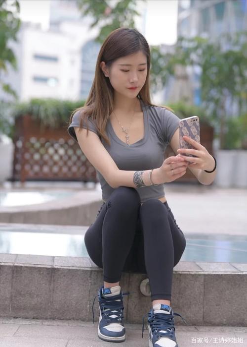 有小虎牙非常甜美的瑜伽裤女孩-素云集