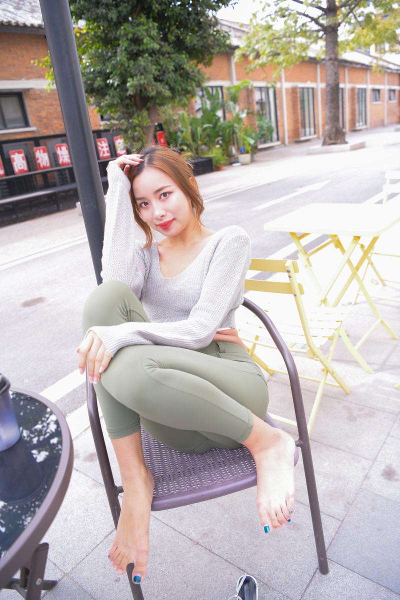 图片[3]-非常可爱的瑜伽裤女孩坐在凳子上 J1520 998P1V-26.5GB-素云集