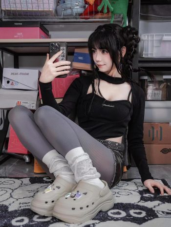 图片[8]-牛仔热裤+灰丝姑娘玩自拍-素云集