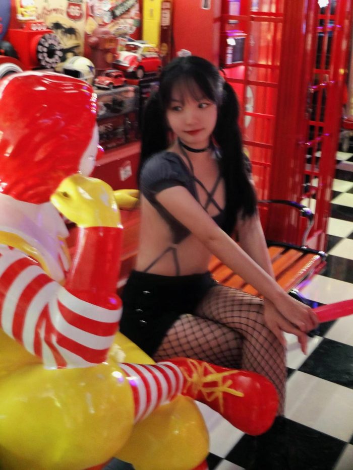 网格丝袜的清纯双马尾小姑娘-素云集