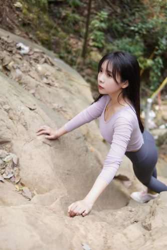图片[8]-穿瑜伽裤爬山的长发少女-素云集