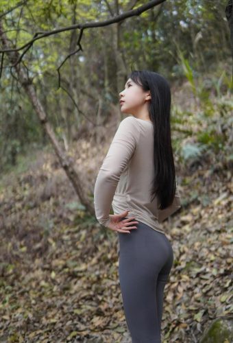 图片[5]-穿瑜伽裤爬山的长发少女-素云集