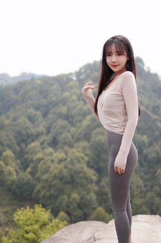 图片[3]-穿瑜伽裤爬山的长发少女-素云集