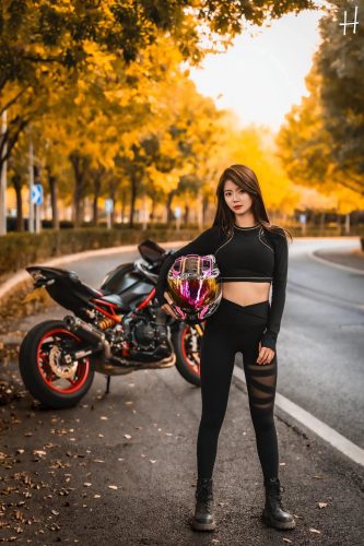 骑摩托车的瑜伽裤美女身材太好了！-素云集