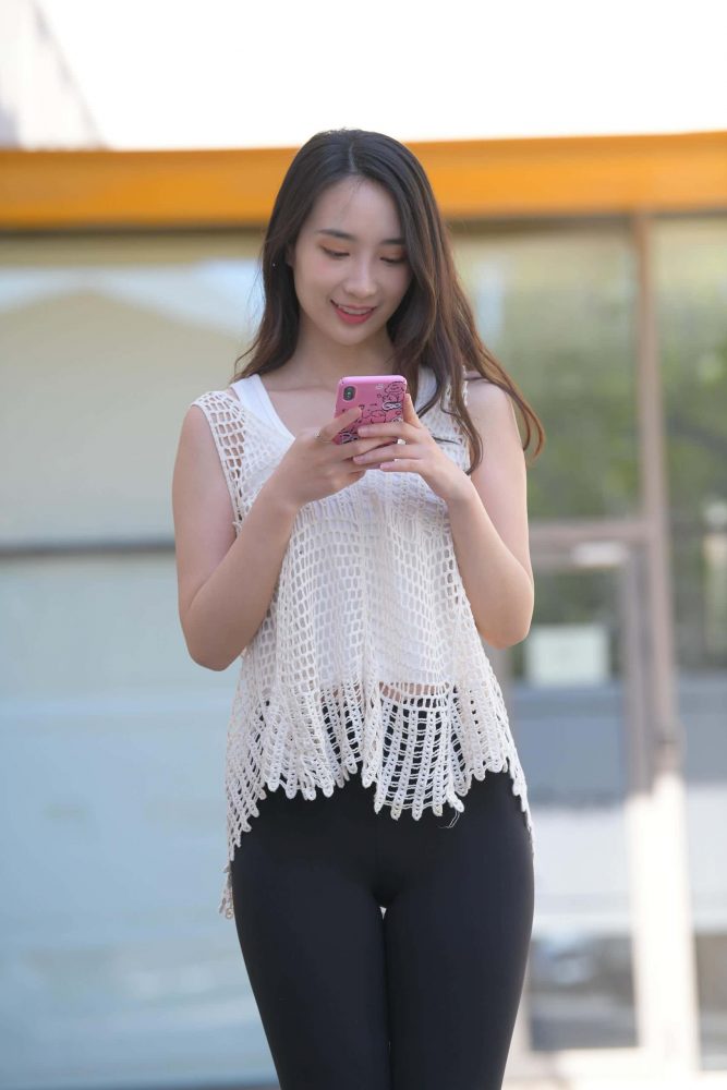 阳光下玩自拍的瑜伽裤姑娘【656P】J3341-素云集