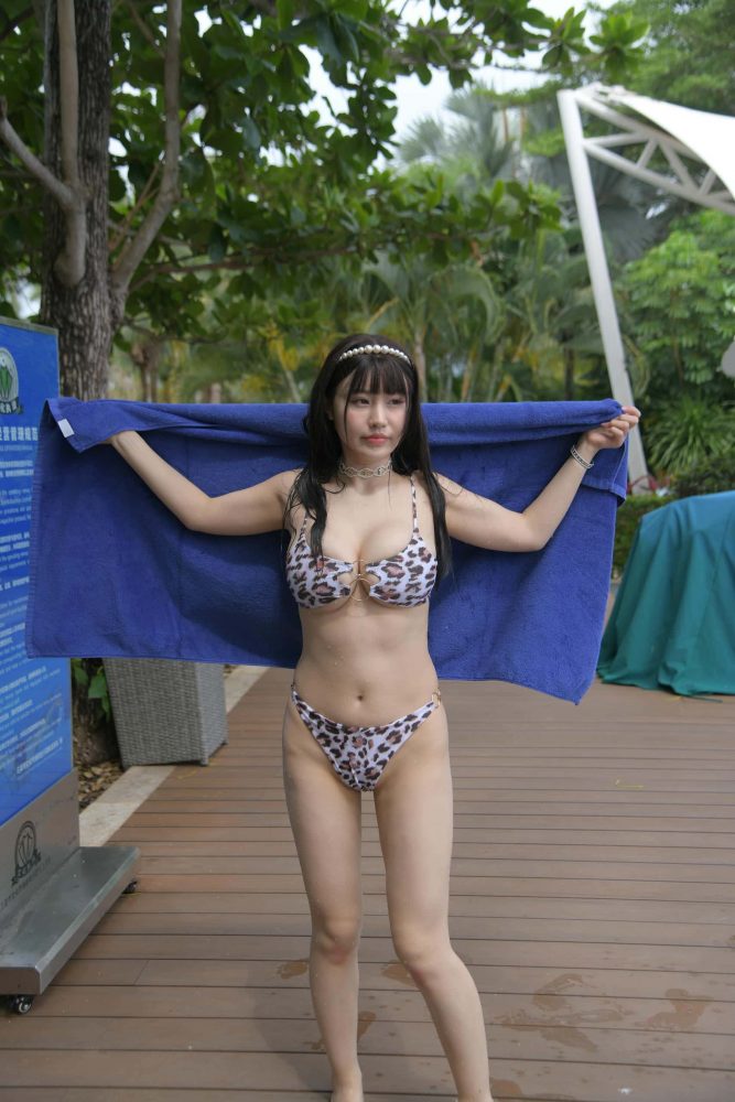 海边玩耍的豹纹泳装姑娘【493P】J1075-素云集