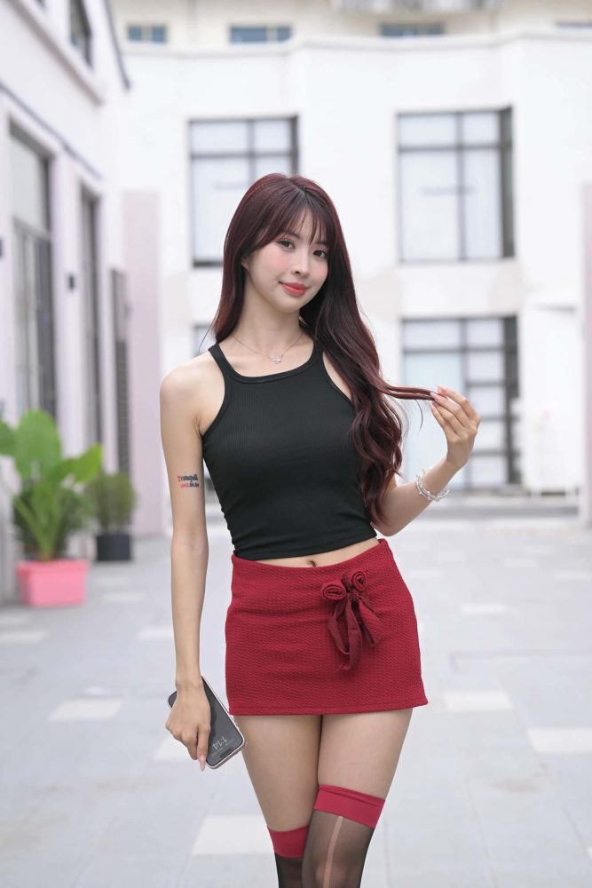 穿红色短裙黑丝的软甜少女【870P】J8145-素云集